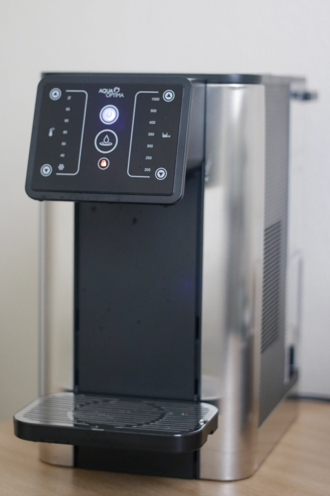 Hot drinks machine